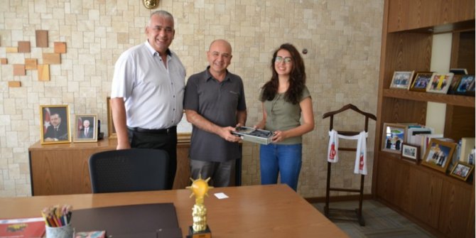 Başkan Saraoğlu, Tıp Fakültesi’ni kazanan öğrenciye stetoskop hediye etti