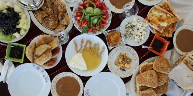 ‘Mavi Fularlılar’ Van kahvaltı kültürünü tanıttı