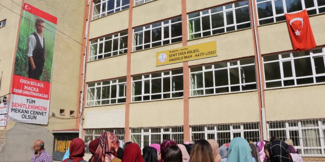 Şehit Eren Bülbül’ün sırasına çiçek bıraktılar