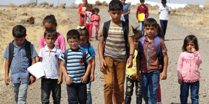 Bu okulun yolu düz gitmiyor