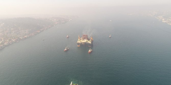 ’Scarabeo 9’ adlı dev petrol arama platformunun geçişi havadan görüntülendi