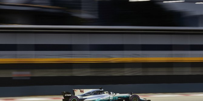 Mercedes AMG Petronaslu pilotlar Singapur’da koltuklarını sağlamlaştırdı