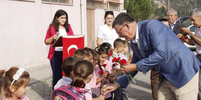 Başkan Duymuş okula yeni başlayan 1’inci sınıf öğrencilerine karanfil dağıttı