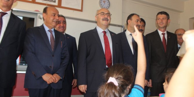 Aydın’da ilk ders zili Vali Köşger’den