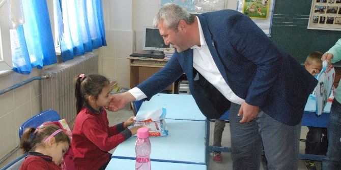 Ak Parti Uşak İl Teşkilatı’ndan Köy Öğrencilere Eğitim Desteği