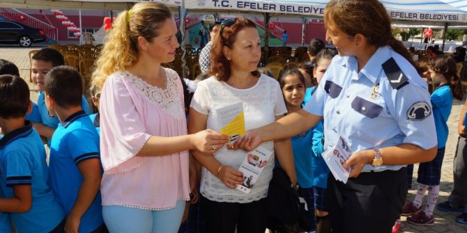 Aydın polisi okulun ilk günü velileri broşürle bilgilendirdi