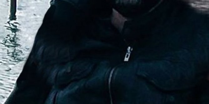 Doğduğu evde kendini vurdu