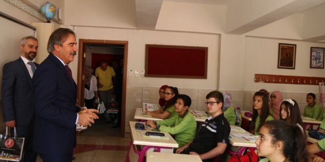 Rektör Bağlı, öğrencilerin ilk gün heyecanına ortak oldu