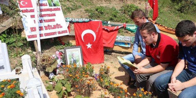 Sınıf arkadaşları ve öğretmenleri okulun ilk gününde şehit Eren Bülbül’ün kabrini ziyaret ettiler
