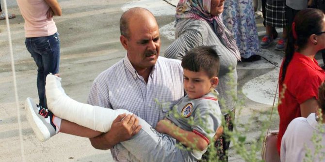 Ayağı alçıda olan çocuğu okula dedesi kucağında getirdi