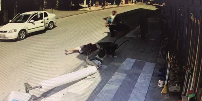 Motosiklet sürücüsünün çarptığı kadın yere yuvarlandı