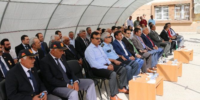 Minik Öğrenciler 15 Temmuz Demokrasi Şehitlerini Andı