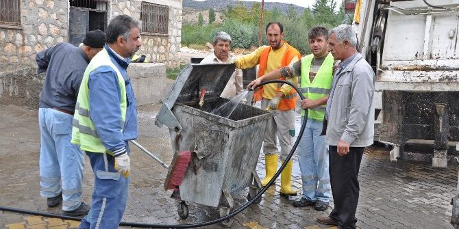 Gölbaşın’nda Çöp Konteynırları Yıkanıyor