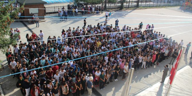 Çocuklar ilk derse balon uçurarak başladı