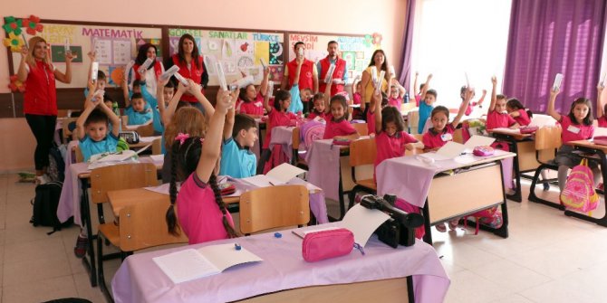 Yozgat’ta öğrencilere kalem seti dağıtıldı