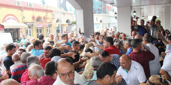 Balık semt pazarı açılışında balık ekmek izdihamı