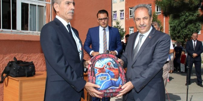 Akşehir Belediyesi’nden 2 bin 500 öğrenciye çanta ve kırtasiye seti