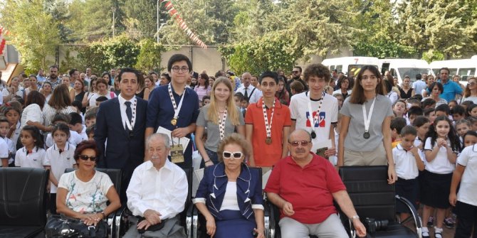 GKV’nin Türkiye münazara şampiyonlarına ödül yağdı