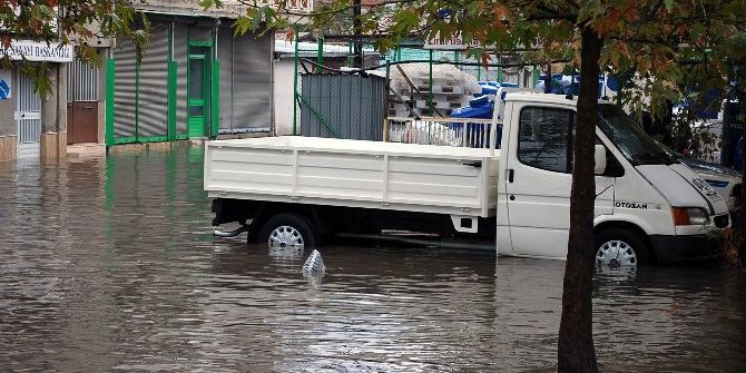 Salihli’de Sağanak Yağış Hayatı Felç Etti