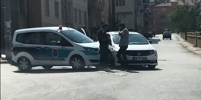 Zabıta aracı ile otomobil çarpıştı