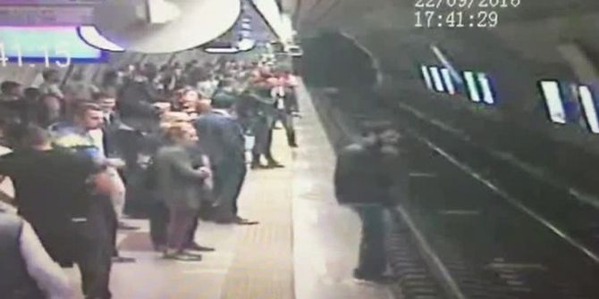 Görme Engelli Gencin Metro İstasyonuna Atlama Anı Kamerada