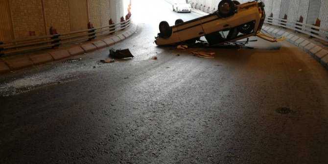 Direksiyon hakimiyeti kaybolan otomobil alt geçitte takla attı