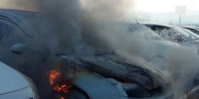 Ayvalık’ta park halindeki otomobil yandı
