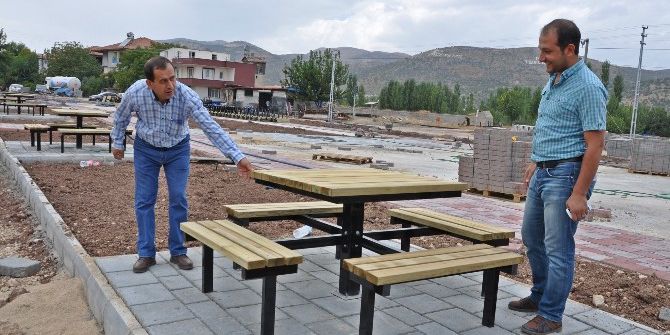 Gölbaşı Botanik Parka Oturma Grupları Yerleştiriliyor