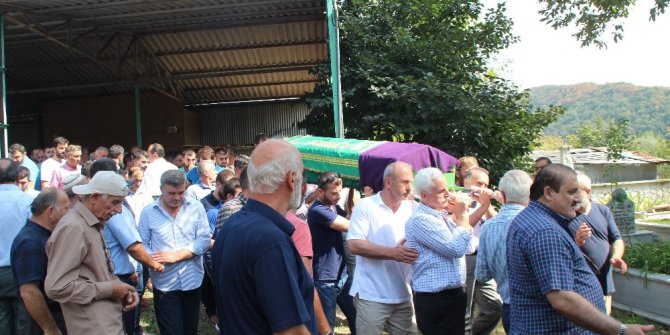 Karnındaki bebeği ile kazada ölen kadın son yolculuğuna uğurlandı