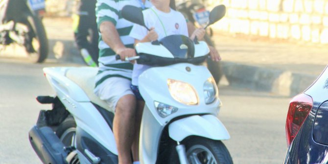 Motosiklette küçük çocuğun tehlikeli yolculuğu