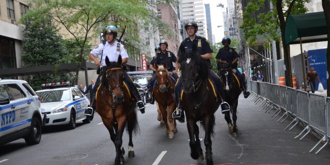 New York’ta atlı polisler turistlerin ilgi odağı oldu