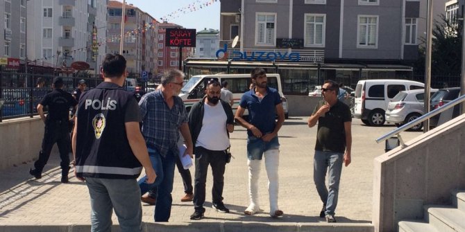 Cinayet şüphelisi adliyeye iki bacağı alçıda getirildi