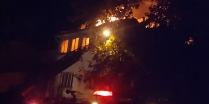 Çatı katı alev alev yandı