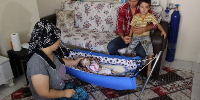 Çocukları gözlerinin önünde eriyor