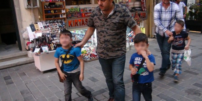 Yaşıtları okula giderken onlar mendil satıyor