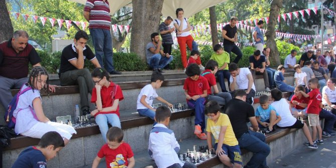 ‘Sokakta Satranç Var’ projesi kapsamında Meydan Parkı’nda yüzlerce kişi satranç oynadı