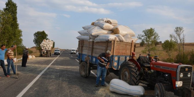 Başına saman çuvalı düşen traktör sürücüsü yaralandı