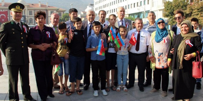 Vali Güvençer’den Azerbaycanlı gazi çocuğuna içten sarılış