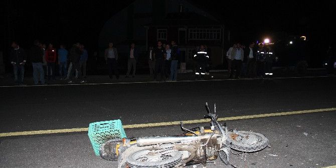 Motosiklet Minibüse Çarptı: 1 Yaralı