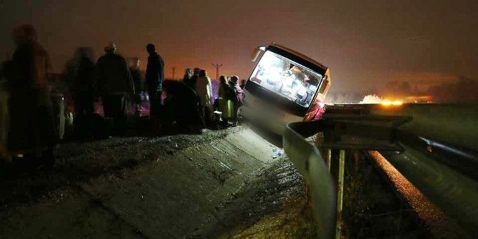 Yoldan Çıkan Otobüs Bariyerlere Yaslanarak Durabildi