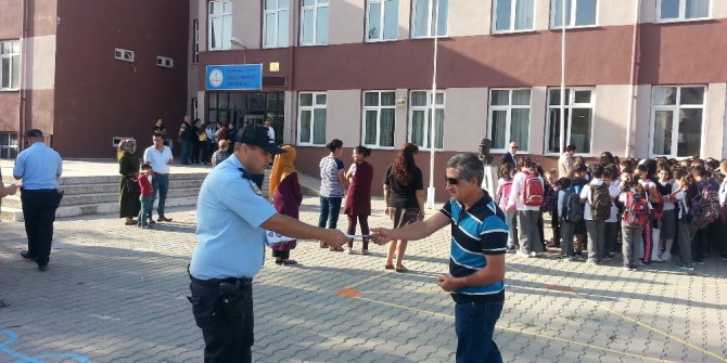 Lapseki’de polisler okullarda güvenlik ve asayiş bilgilendirmesi yaptı