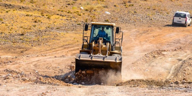 Büyükşehir Belediyesi yol açma çalışmalarına devam ediyor