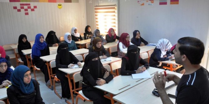 Çadırkentte kalan 8 bin Suriyeli öğrenci bugün ders başı yaptı