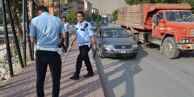 Otomobil, kaldırımdaki vatandaşa çarptı