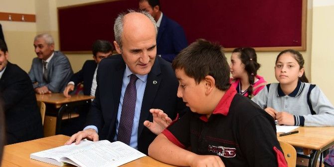 Dulkadiroğlu Belediyesi’nden Öğrencilere Kırtasiye Yardımı
