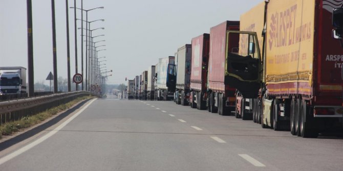 Kapıkule’de 11 kilometre tır kuyruğu