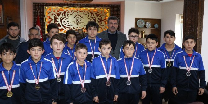 Kepsutlu güreşçilerin başarıları yüzleri güldürdü