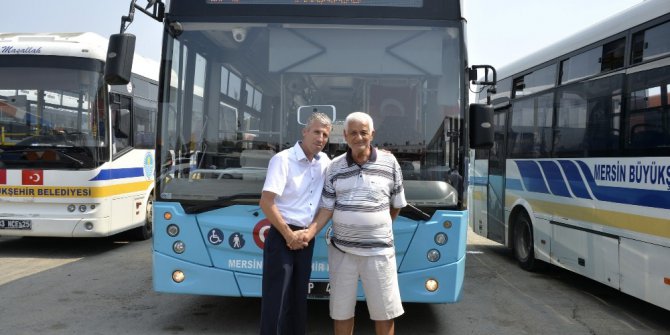 Belediye otobüsü şoföründen alkışlanacak hareket