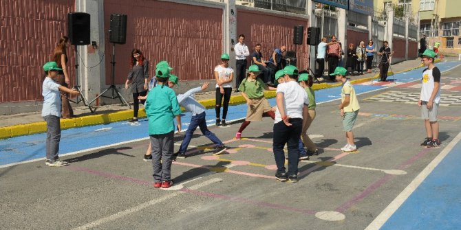 Gaziosmanpaşa’da çocuklar sanal oyunları bırakıp oyun sokağına koştu