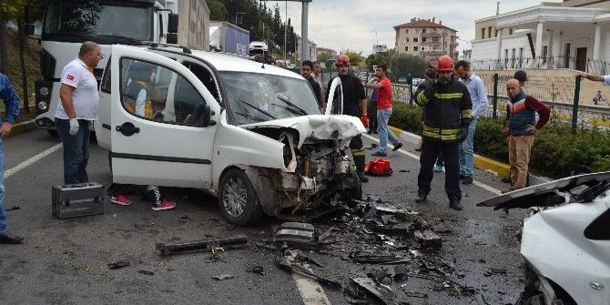 İki Otomobil Kafa Kafaya Çarpıştı: 3 Yaralı